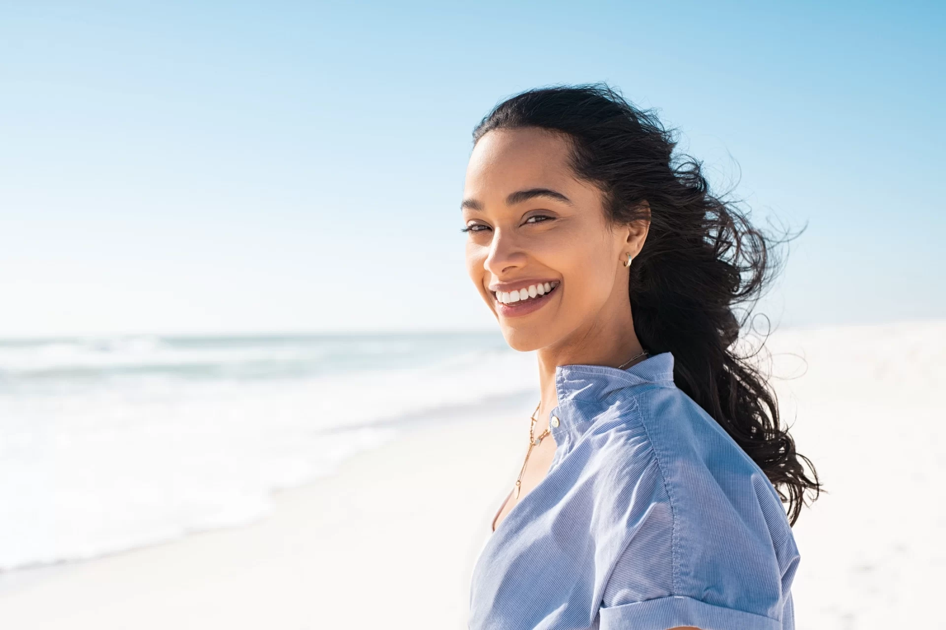 facial woman smiling on the beach
